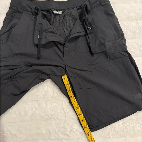 Men's The North Face Black Shorts - Picture 3 of 4